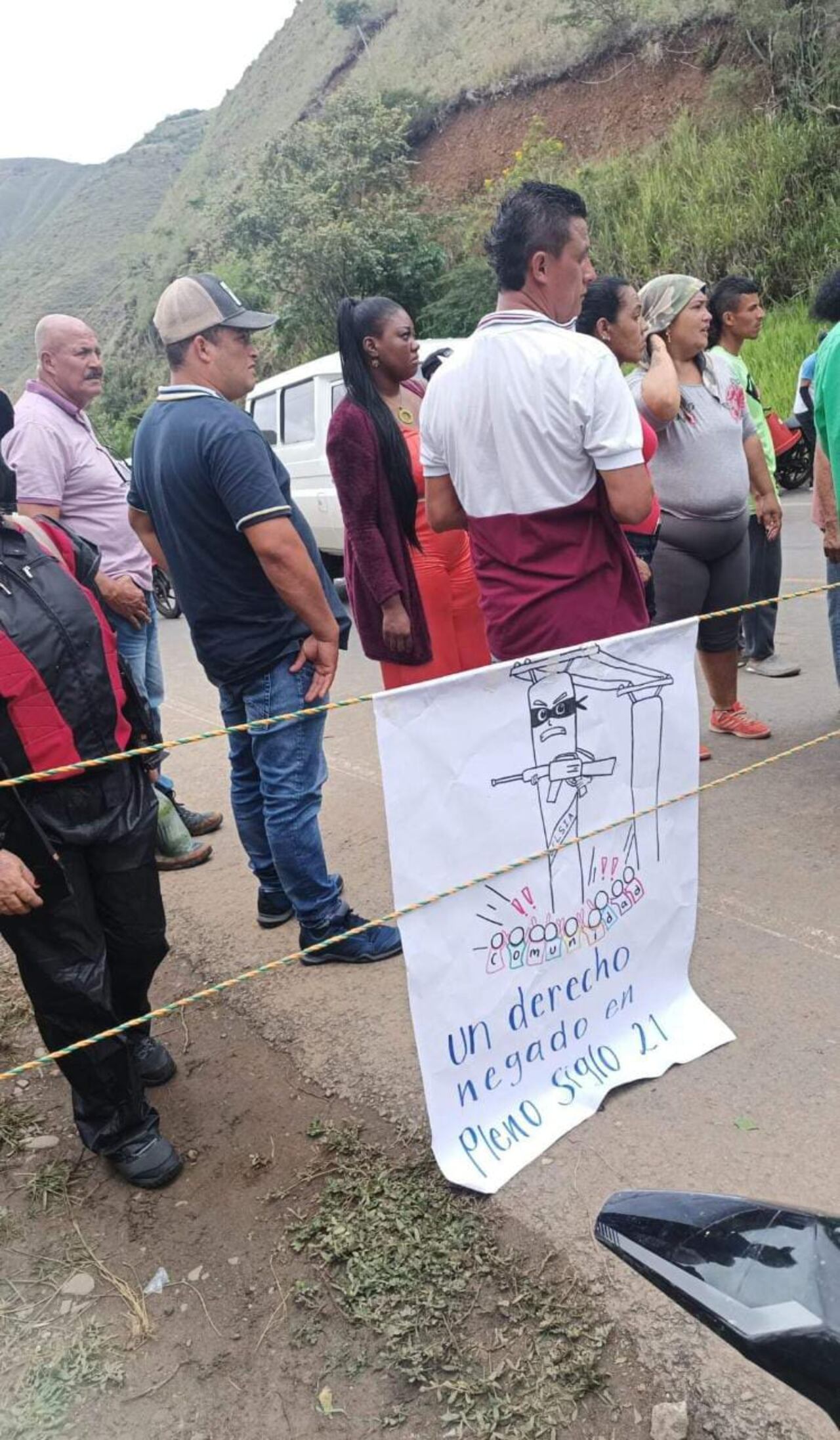 La comunidad inició el bloqueo aproximadamente a las 5:30 p.m. del 1 de junio.