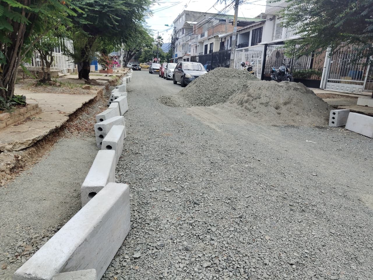 Mientras avanzan las obras de recuperación vial en el barrio La Selva, algunos vecinos solicitan que la intervención concluya para reducir las afectaciones en la movilidad y el entorno.