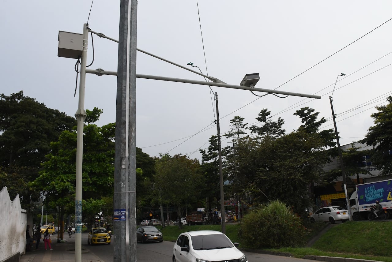 Cali: Instalación de nuevas cámaras de fotomultas en las diferentes vías de la ciudad. Foto José L. Guzmán