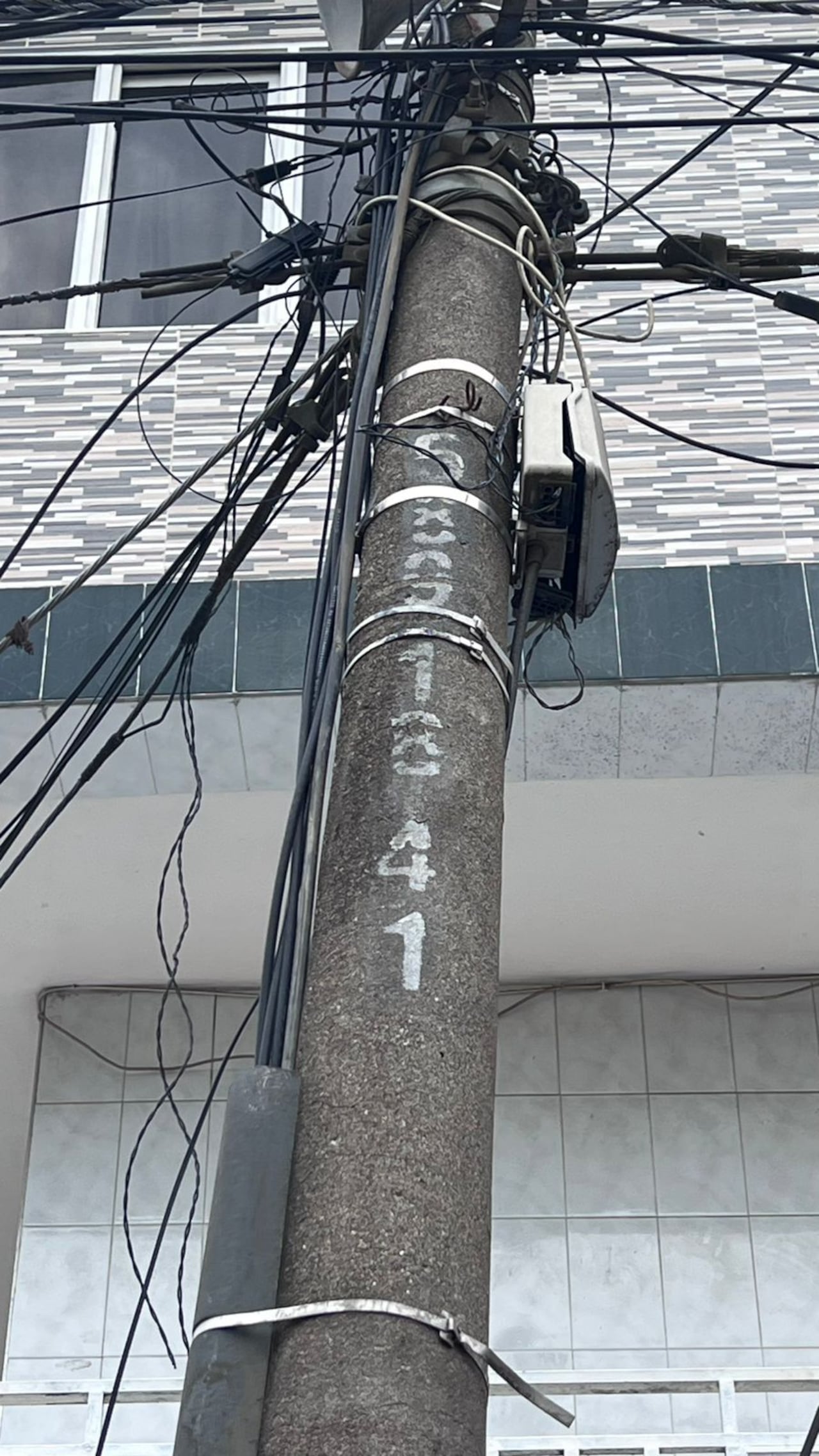 La estructura, que según la denunciante no ha sido reparada, genera preocupación por el riesgo de caída sobre la vivienda y el paso peatonal.