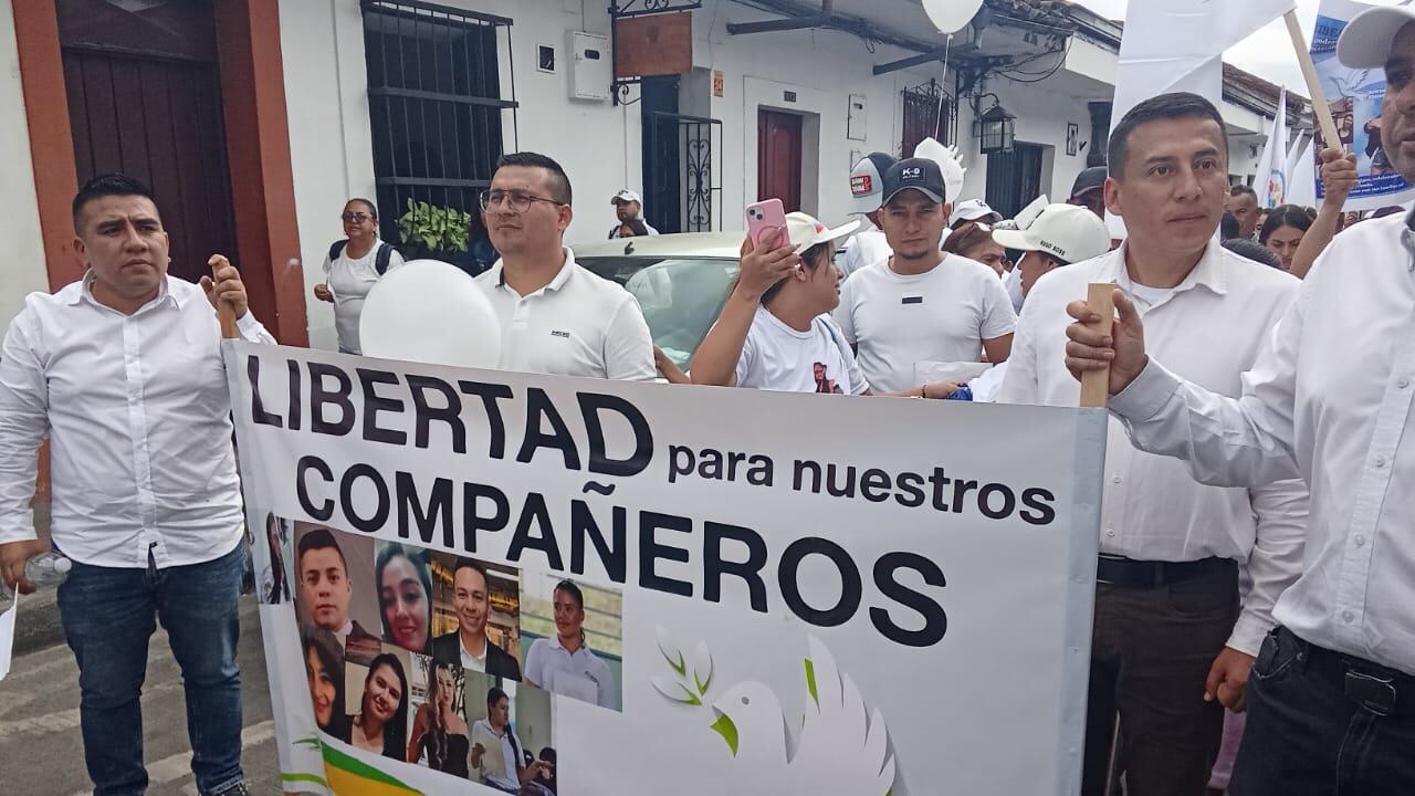 Nueve funcionarios y contratistas fueron secuestrados por las disidencias de las Farc en Cauca. Familiares y amigos realizan marcha en Popayán para pedir por su liberación.