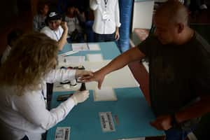 Un hombre llega para emitir su voto durante las elecciones presidenciales en la Ciudad de Guatemala
