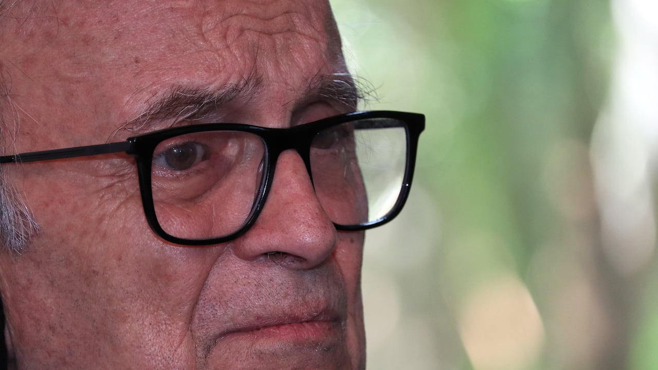 Gustavo Álvarez Gardeazabal escritor colombiano en su finca El Porce en Tuluá Valle.