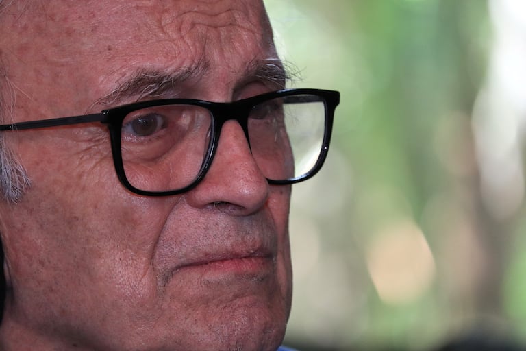 Gustavo Álvarez Gardeazabal escritor colombiano en su finca El Porce en Tuluá Valle.
