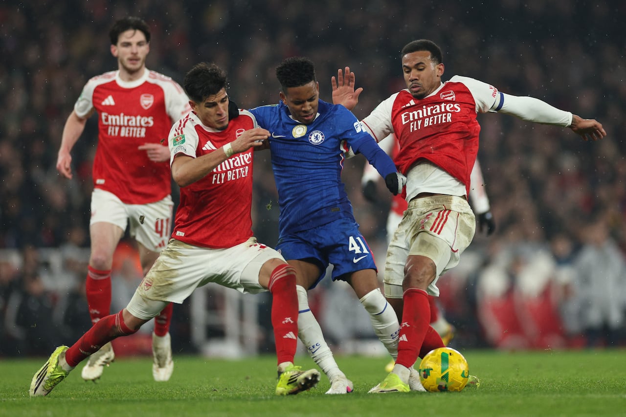 El centrocampista brasileño del Chelsea #41 Estevao (2D) recibe faltas del defensa ecuatoriano del Arsenal #05 Piero Hincapie (2I) y del defensa brasileño del Arsenal #06 Gabriel Magalhaes (D) durante el partido de vuelta de las semifinales de la Copa de la Liga inglesa, partido de fútbol entre Arsenal y Chelsea en el Emirates Stadium, en Londres el 3 de febrero de 2026. (Foto de Adrian Dennis / AFP)