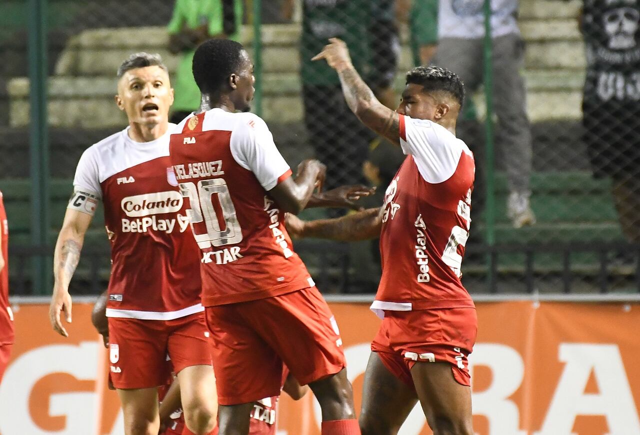 Harold Mosquera y Yilmar Velásquez pelean entre ellos en el compromiso entre Deportivo Cali e Independiente Santa Fe.