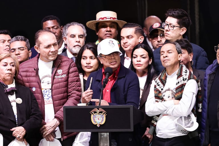 Marcha defensa salario mínimo vital, presidente Gustavo Petro en la Plaza de Bolívar.
