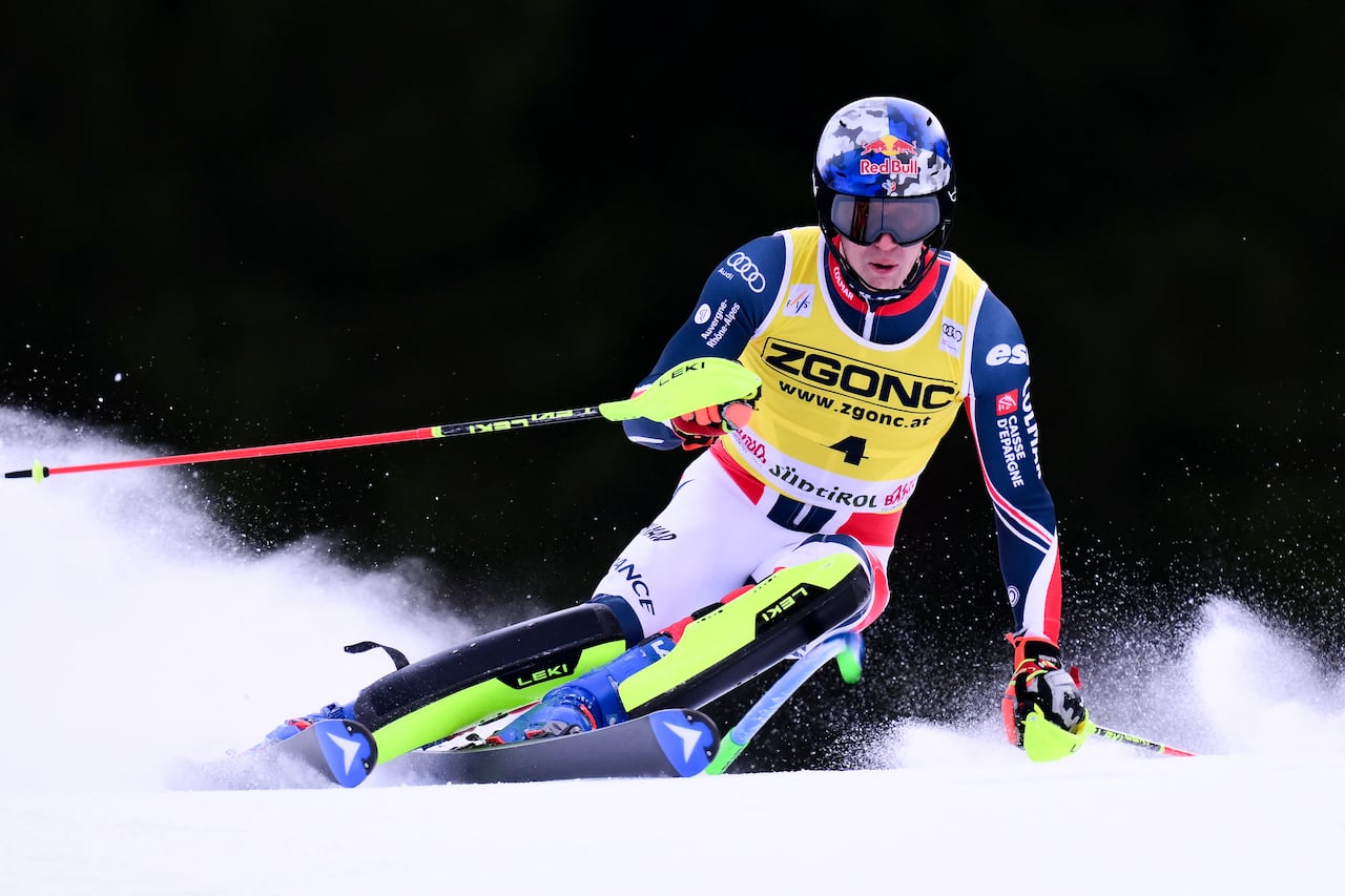 El francés Clement Noel compite en la primera manga del eslalon masculino, parte de la Copa del Mundo de Esquí Alpino FIS 2025-2026, en Alta Badia, norte de Italia, el 22 de diciembre de 2025, un mes antes de los Juegos Olímpicos de Invierno de Milán-Cortina (del 6 al 22 de febrero). (Foto de Stefano RELLANDINI / AFP)