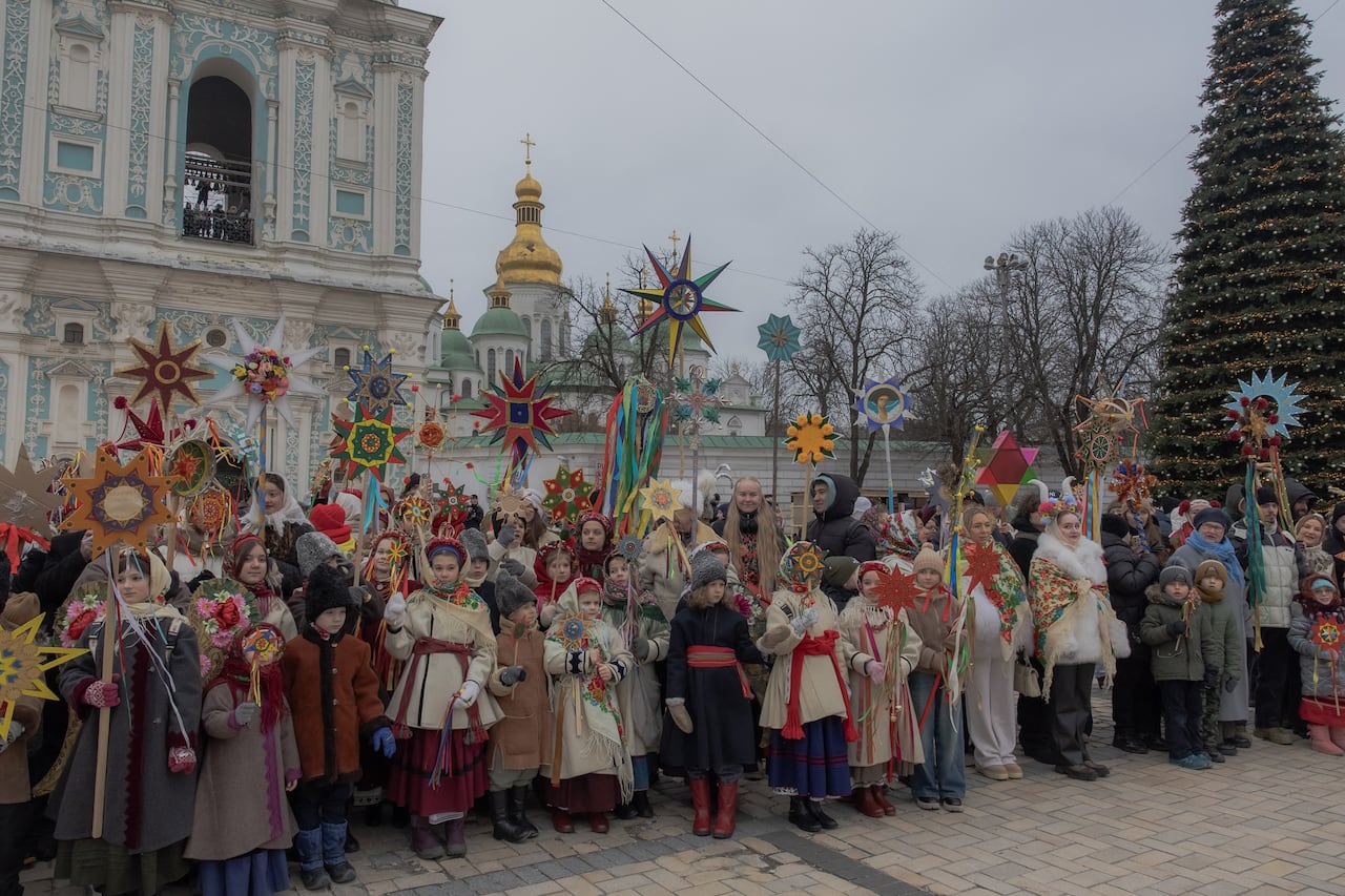 Los ucranianos vestidos con trajes tradicionales participaron de la procesión de la Navidad (Photo by Roman PILIPEY / AFP)