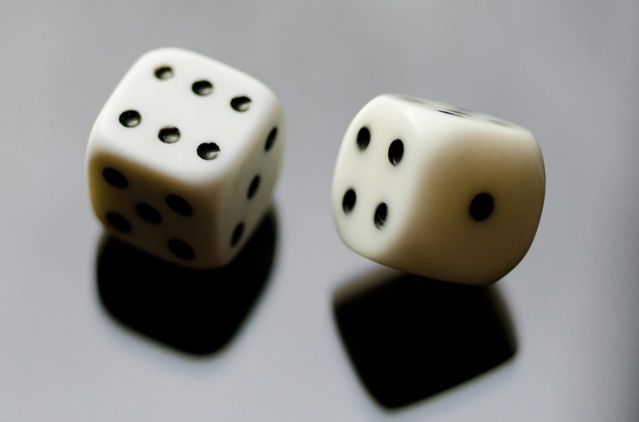 Los dados han acompañado distintas formas de juego y entretenimiento desde hace siglos.