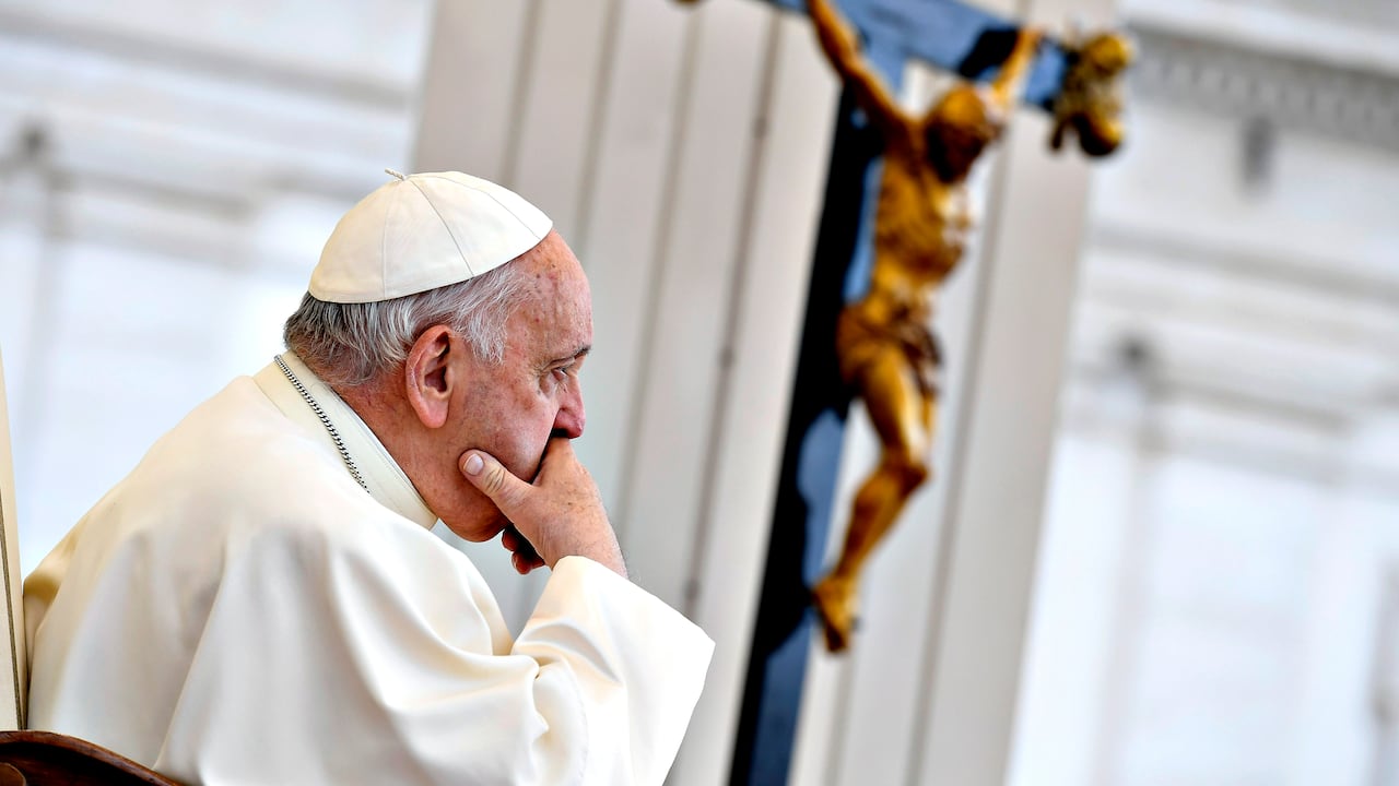 El Papa Francisco asiste a su audiencia general de los miércoles en la Plaza de San Pedro el 17 de mayo de 2023 en la Ciudad del Vaticano, Vaticano.