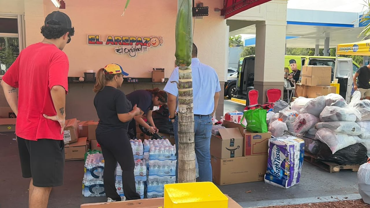 Entre los elementos que se pueden donar para ayudar a los venezolanos están: agua embotellada, alimentos enlatados, medicamentos de venta libre, productos de higiene personal, productos de higiene femenina, entre otros.