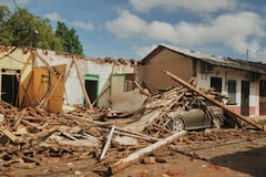 Un automóvil aparece cubierto de escombros de casas dañadas por un terremoto en Villa de los Santos, Panamá.