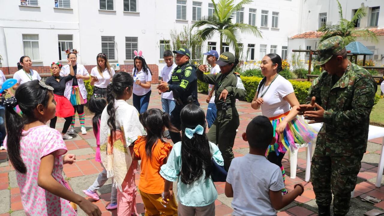 Los policías y soldados se unieron a la jornada, llevando alegría a los pequeños que permanecen en este centro asistencial.