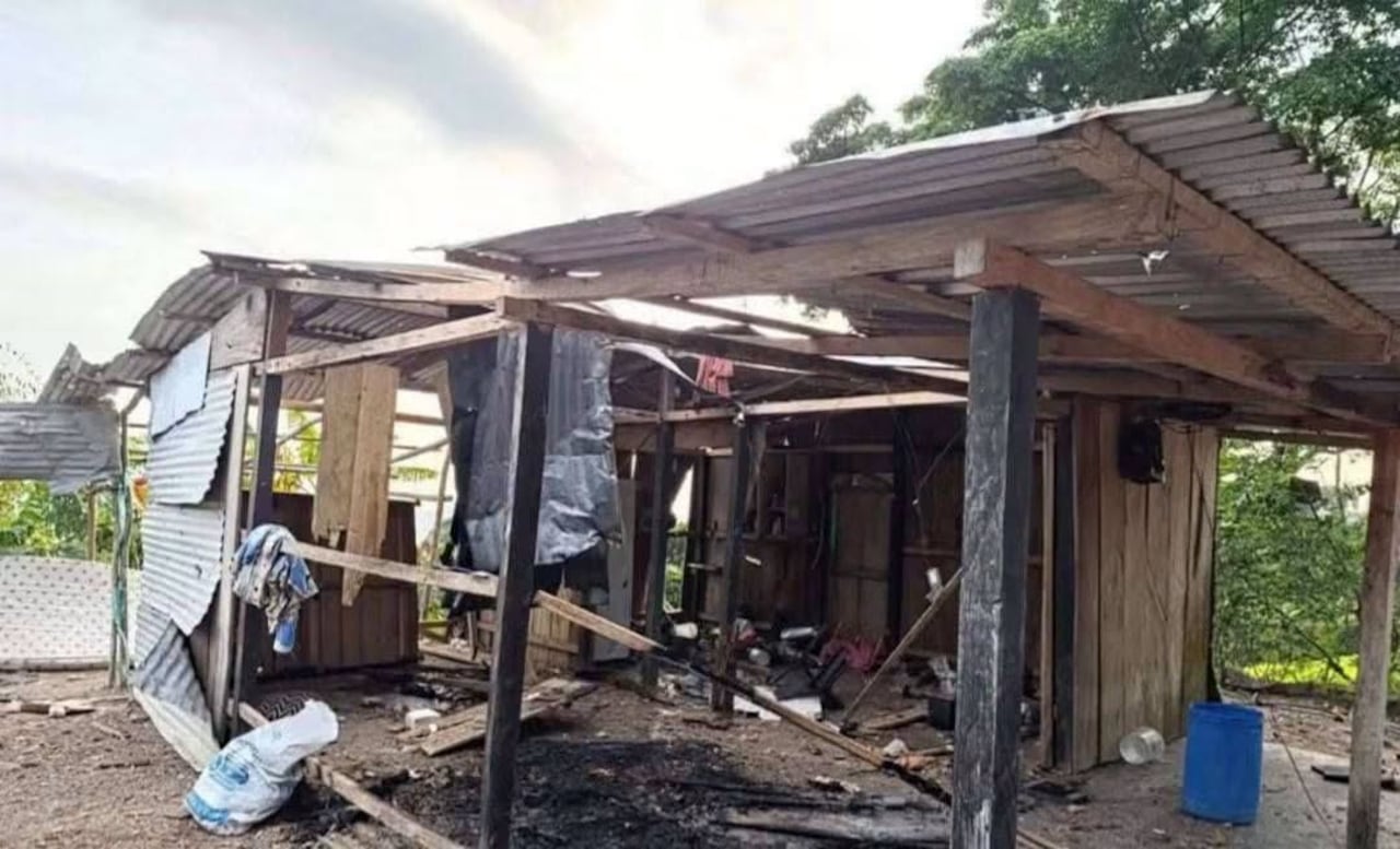 Casas destruída en la guerra en el Catatumbo, situación reportada este martes 4 de agosto por periodistas de Norte de Santander, Colombia.