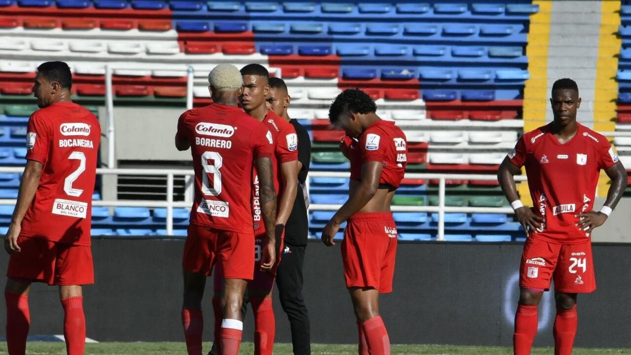 Los jugadores del América de Cali salen con caras largas tras el empate contra Envigado.