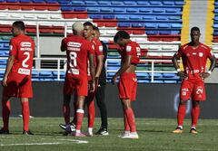Los jugadores del América de Cali salen con caras largas tras el empate contra Envigado.