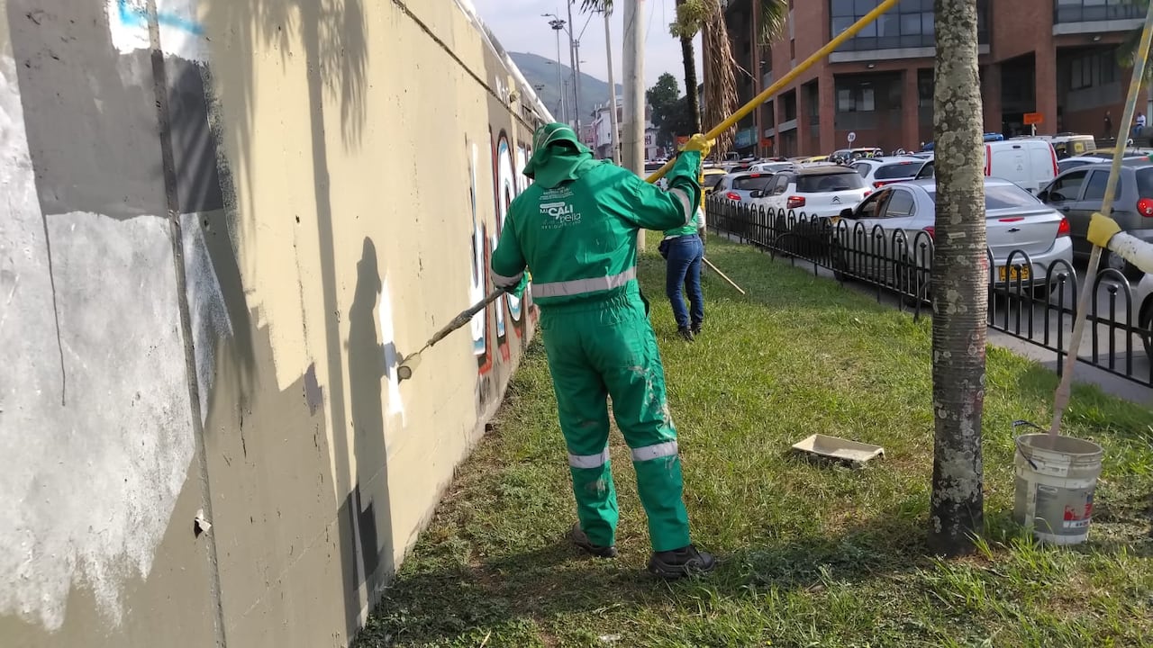El puente vehicular de la Calle 5 con Carrera 10, en el centro de Cali, fue pintado con un mural que posteriormente fue borrado por la Alcaldía.