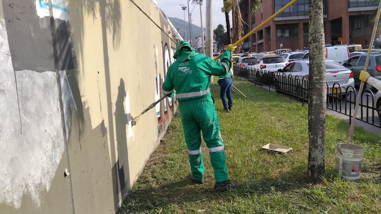 El puente vehicular de la Calle 5 con Carrera 10, en el centro de Cali, fue pintado con un mural que posteriormente fue borrado por la Alcaldía.