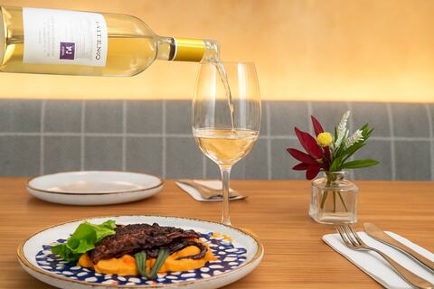 Vino blanco y pulpo, un brindis que despierta los sabores y acompaña la experiencia para un momento perfecto.