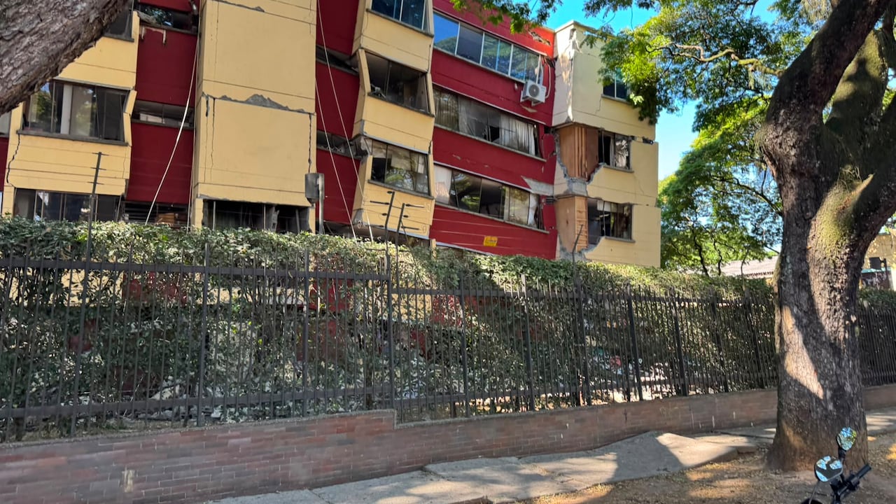 Edificaciones afectadas con la carrera 56 después de la calle 5, hacia la avenida Los Cerros.
