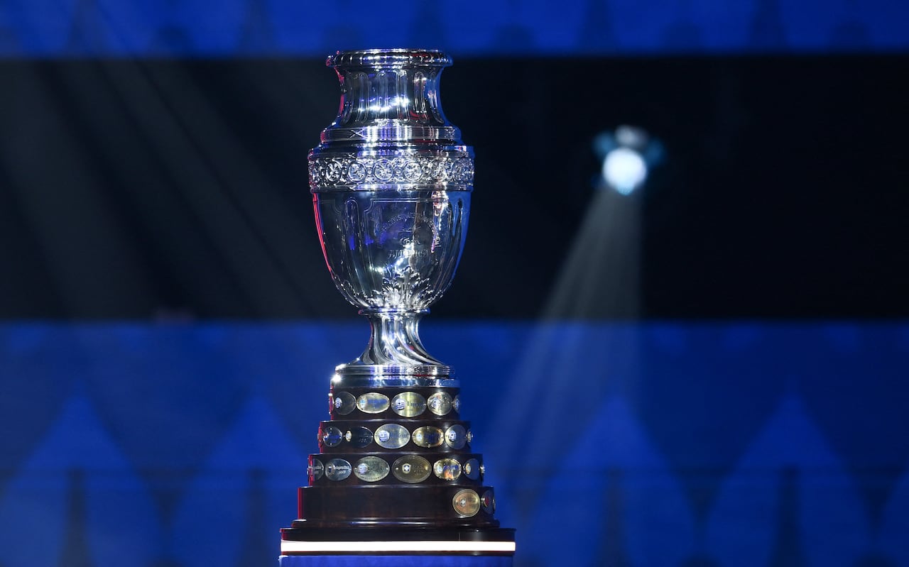 El trofeo de la Copa América aparece en el escenario durante el sorteo final de la competición de fútbol Conmebol Copa América 2024 en el James L. Knight Center en Miami, Florida, el 7 de diciembre de 2023. (Foto de ANGELA WEISS / AFP)