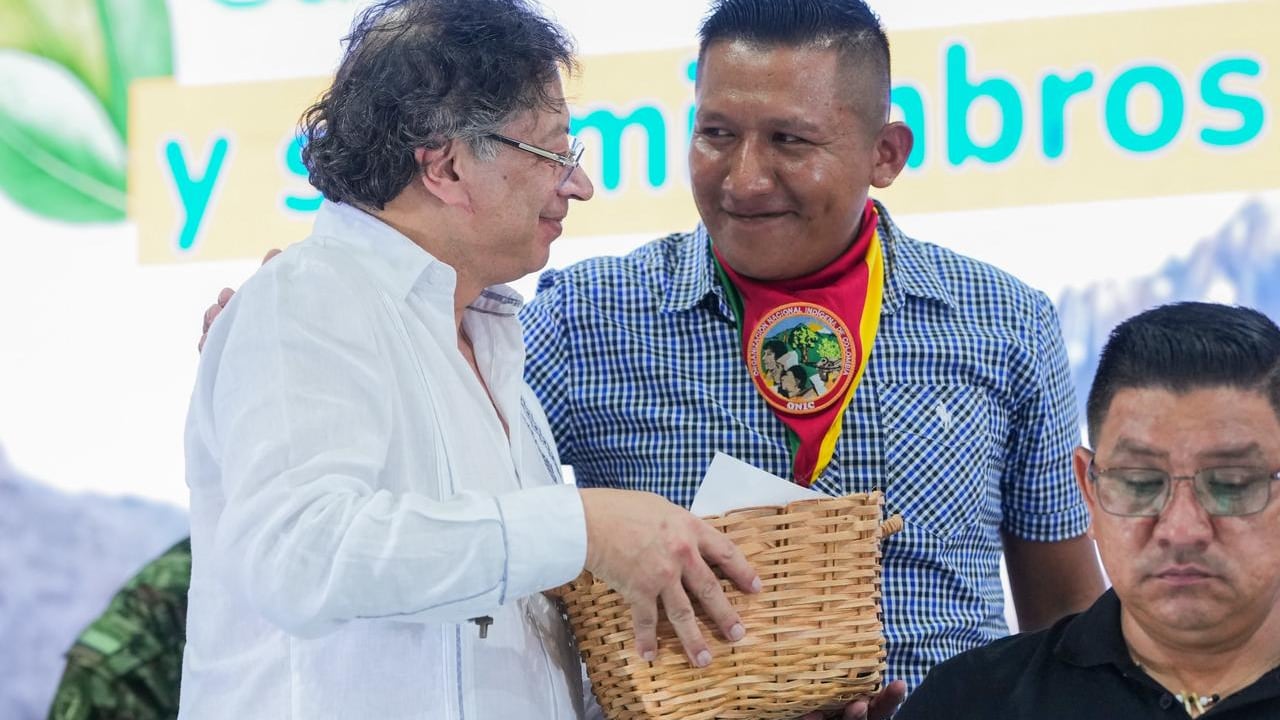 En un acto de reparación y reconocimiento por la lucha histórica de la nación U’wa, el Gobierno Nacional, liderado por el Presidente Gustavo Petro
, estuvo en Cubará, Boyacá, en el acto público de Reconocimiento de Responsabilidad Internacional en el caso “Pueblo U’wa y sus Miembros vs Colombia”, para ofrecer disculpas públicas y avanzar en el cumplimiento a la sentencia emitida por la Corte Interamericana de Derechos Humanos.