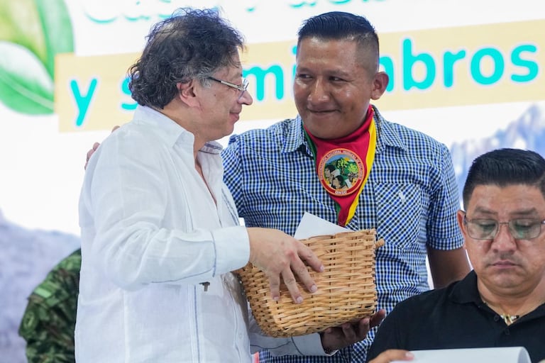 En un acto de reparación y reconocimiento por la lucha histórica de la nación U’wa, el Gobierno Nacional, liderado por el Presidente Gustavo Petro
, estuvo en Cubará, Boyacá, en el acto público de Reconocimiento de Responsabilidad Internacional en el caso “Pueblo U’wa y sus Miembros vs Colombia”, para ofrecer disculpas públicas y avanzar en el cumplimiento a la sentencia emitida por la Corte Interamericana de Derechos Humanos.