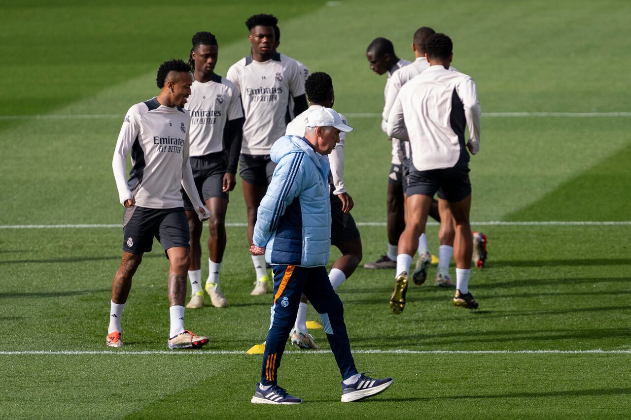 Carlo Ancelotti (C), entrenador del Real Madrid CF, pasa por delante de sus jugadores durante el entrenamiento y la rueda de prensa de la Fase MD4 de la Liga de Campeones de la UEFA 2024/25 en la Ciudad Real Madrid el 4 de noviembre de 2024 en Madrid, España.