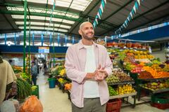 El reconocido chef Nicolás de Zubiría vuelve como anfitrión de esta travesía culinaria que este año recorrerá Bogotá y sus alrededores, explorando campos, fincas y mercados en busca de las historias, personajes y sabores que definen la riqueza gastronómica de la región.