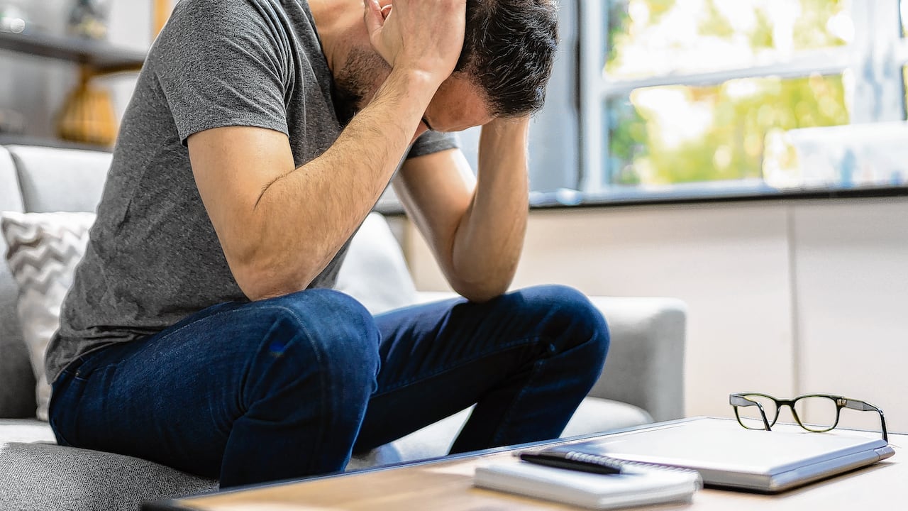 Los oficios o empleos que generan más estrés tanto en Colombia como en el mundo por lo general son aquellos cargos con alta responsabilidad en donde las jornadas laborales son largas y no se establecen límites de horarios para compartir en familia o disfrutar de un tiempo libre. Sucede con frecuencia en el gremio médico y medios de comunicación.