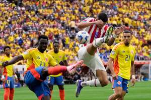 Paraguay's Alex Arce, right, and Colombia's Davinson Sanchez battle for the ball during a Copa America Group D soccer match in Houston, Texas, Monday, June 24, 2024. (AP Photo/David J. Phillip)