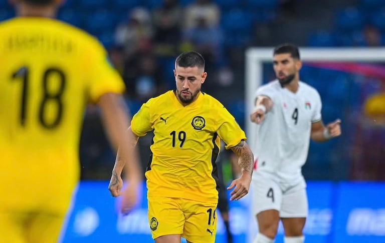 Rodrigo Holgado, delantero del América de Cali, en un partido con la Selección de Malasia.