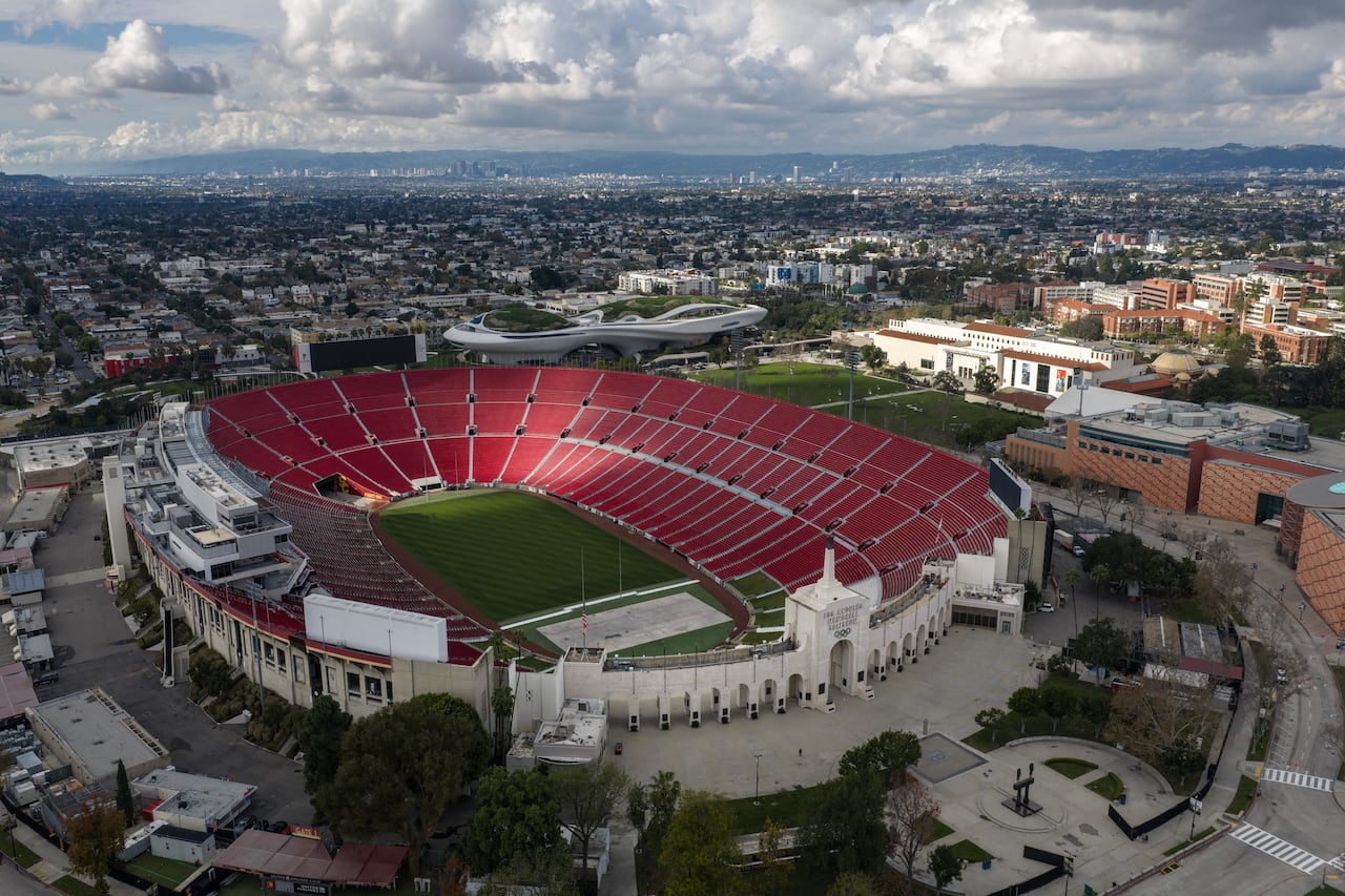 Una vista general del Los Angeles Memorial Coliseum el 5 de enero de 2026 en Los Ángeles, California.