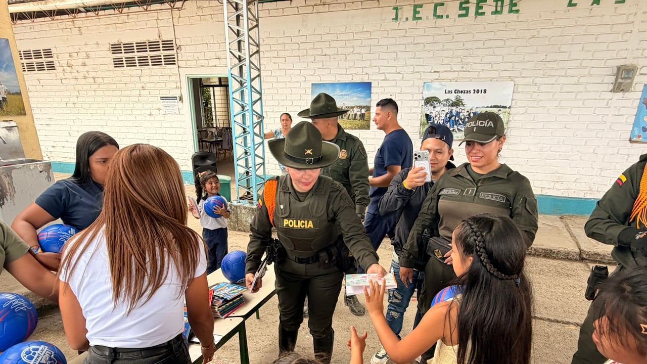 Los niños y niñas participaron en actividades recreativas junto a los uniformados y los animales de servicio de la Policía Nacional.