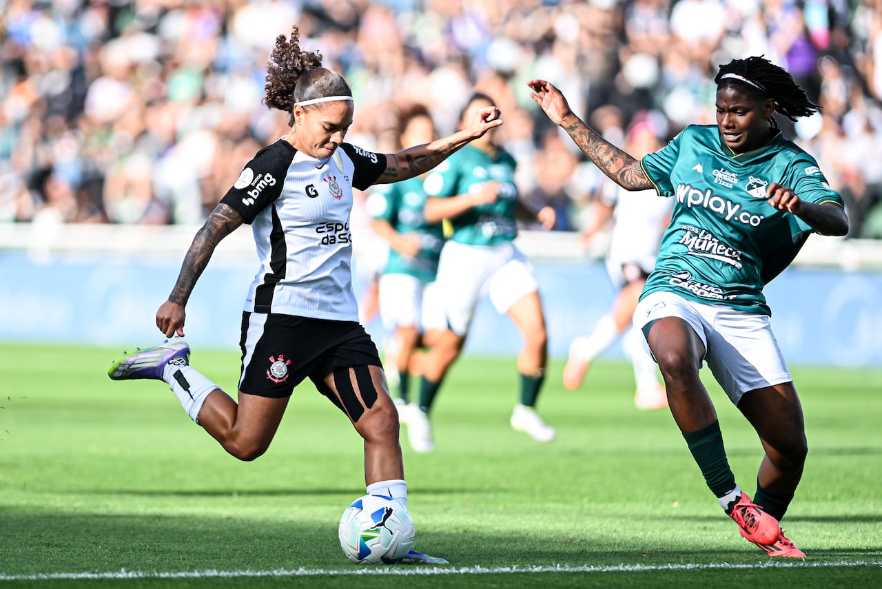 Gisela Robledo (izq.) realiza un remate en la final de la Copa Libertadores Femenina 2025.