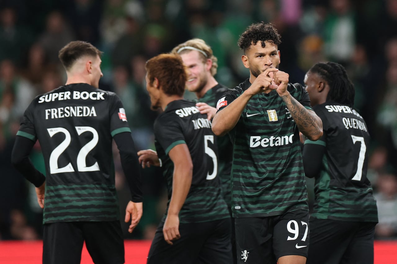 El delantero colombiano #97 del Sporting de Lisboa, Luis Suárez, celebra marcar el cuarto gol de su equipo durante el partido de fútbol de la Liga Portuguesa entre el Sporting CP y el CF Estrela da Amadora en el estadio José Alvalade de Lisboa el 30 de noviembre de 2025. (Foto de PATRICIA DE MELO MOREIRA / AFP)