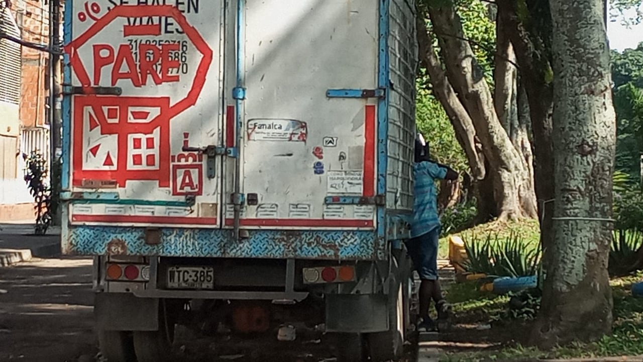 El carro, que presenta vidrios rotos y puertas deterioradas, sería utilizado por algunas personas para consumir o vender sustancias ilícitas, según vecinos del sector.