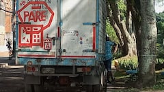 El carro, que presenta vidrios rotos y puertas deterioradas, sería utilizado por algunas personas para consumir o vender sustancias ilícitas, según vecinos del sector.