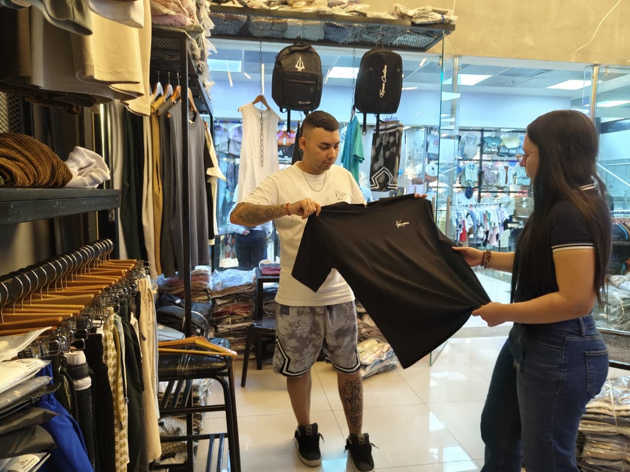 Comerciantes del centro de Cali se preparan para la temporada de diciembre.