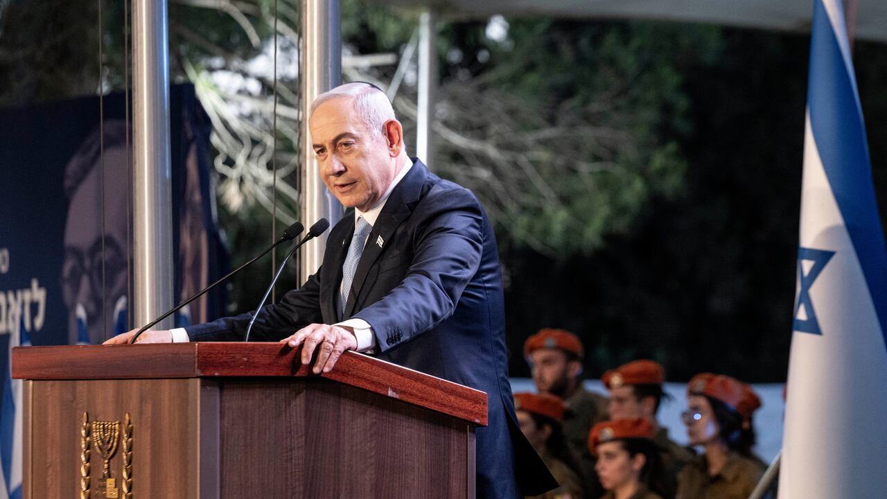 El primer ministro israelí, Benjamin Netanyahu, habla en el monumento estatal al líder sionista Zeev Jabotinsky en el cementerio militar Monte Herzl en Jerusalén, el 4 de agosto de 2024. (Foto de Naama Grynbaum / POOL / AFP)