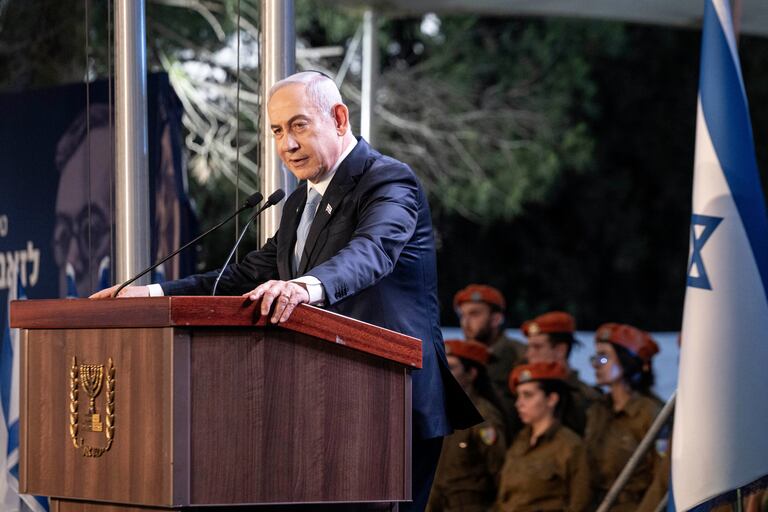 El primer ministro israelí, Benjamin Netanyahu, habla en el monumento estatal al líder sionista Zeev Jabotinsky en el cementerio militar Monte Herzl en Jerusalén, el 4 de agosto de 2024. (Foto de Naama Grynbaum / POOL / AFP)