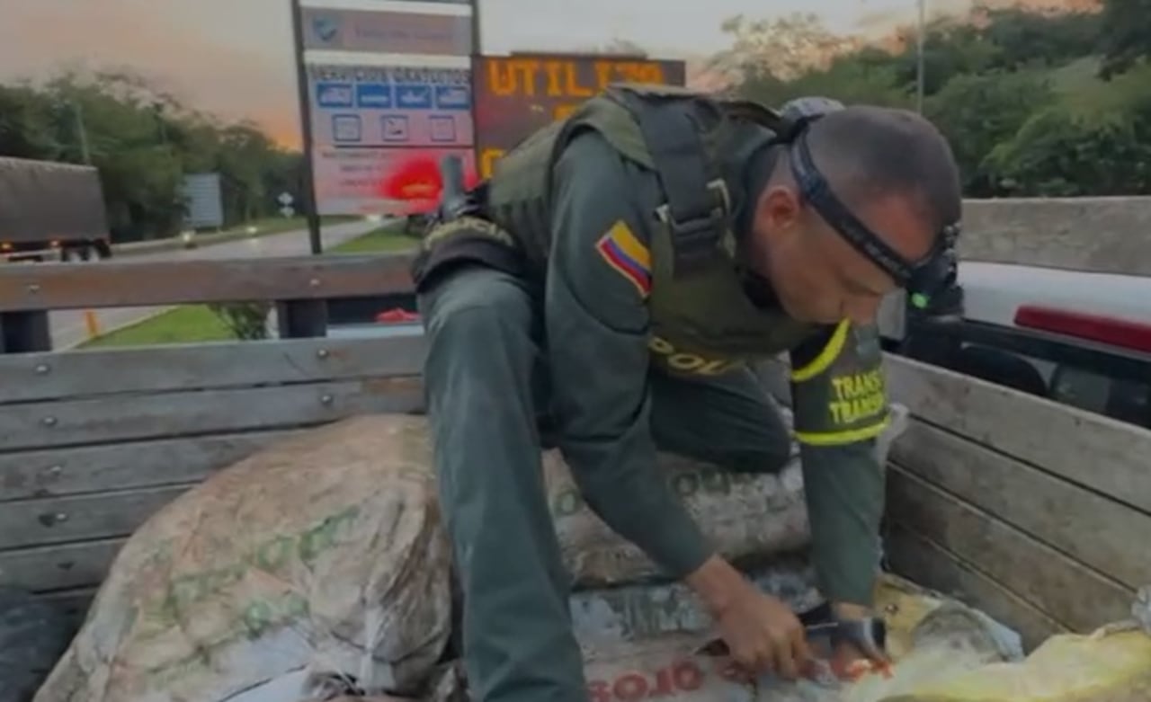 En la parte posterior de una camioneta de estacas fueron hallados siete bultos que contenían aproximadamente 140 kilogramos de marihuana.