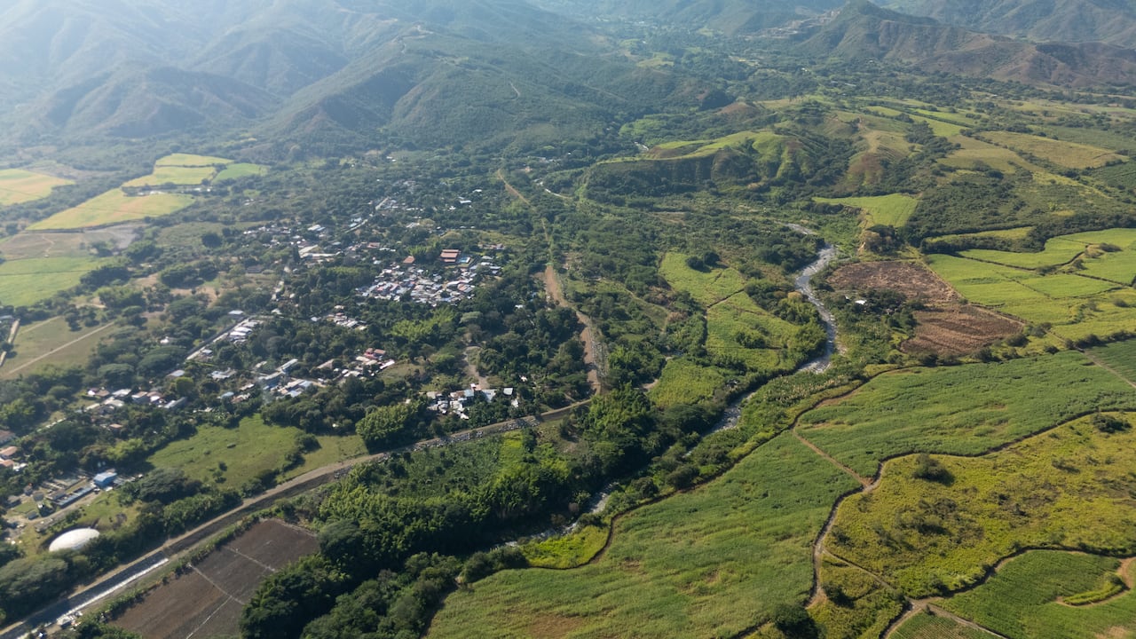 Con una inversión de 13.901 millones de pesos, esta infraestructura mitiga el riesgo de inundaciones y avenidas torrenciales para 40.000 habitantes del casco urbano, protegiendo a la comunidad de eventos como la histórica tragedia de 1994.