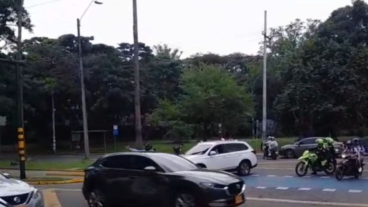 La Avenida Pasoancho se encuentra cerrada a la altura de la Carrera 83 por protestas en la Universidad del Valle.