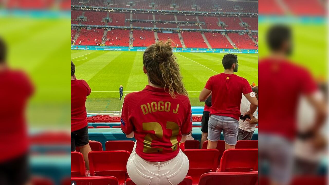 Rute Cardoso en Liverpool (Inglaterra) con la camiseta de Diogo Jota, su esposo