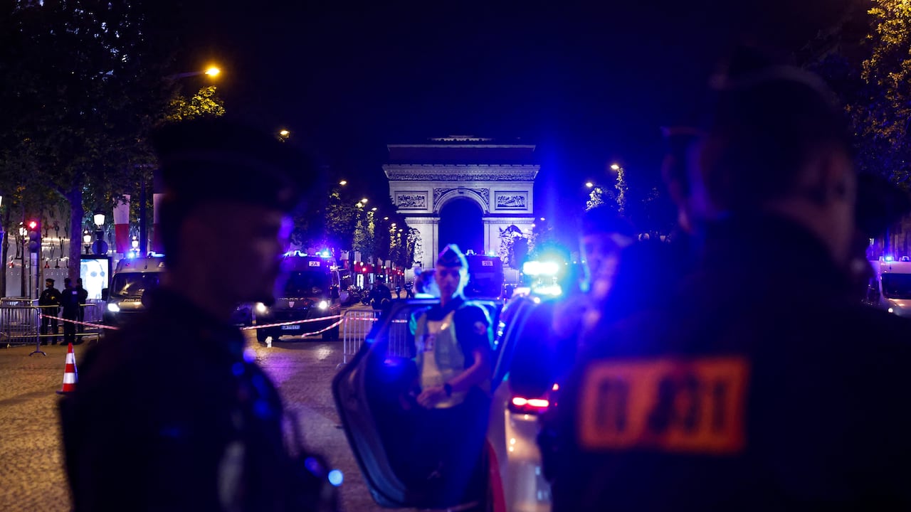 Agentes de policía bloquean los Campos Elíseos tras el partido de vuelta de las semifinales de la Liga de Campeones de la UEFA entre el Bayern de Múnich y el Paris Saint-Germain (PSG) el 6 de mayo de 2026. (Foto de SIMON WOHLFAHRT / AFP)