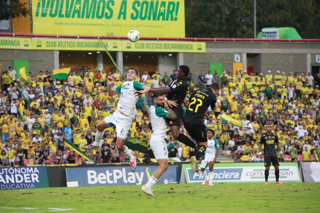 Momentos del encuentro por la fecha 8 del primer semestre de la Liga Colombiana 2026 entre Atlético Bucaramanga y Deportivo Cali.
