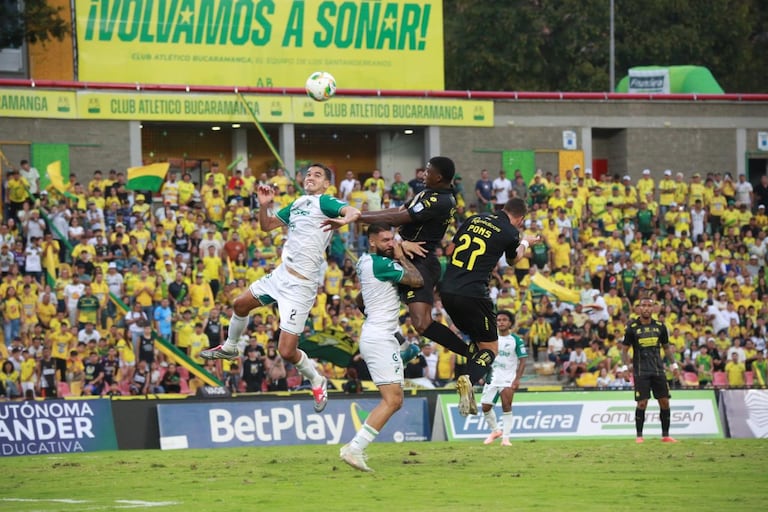 Momentos del encuentro por la fecha 8 del primer semestre de la Liga Colombiana 2026 entre Atlético Bucaramanga y Deportivo Cali.