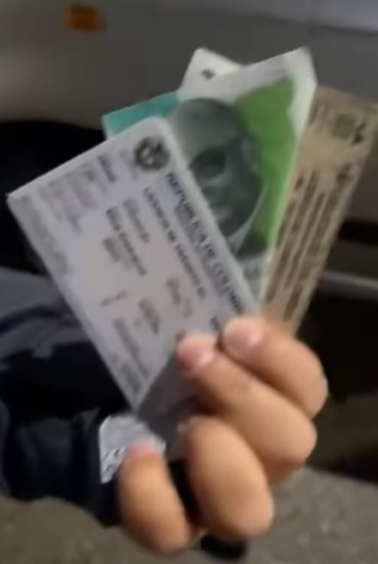 El ciudadano le pasó un billete de cien mil pesos a la agente de tránsito luego de ser sorprendido movilización en un horario no permitido por pico y placa.
